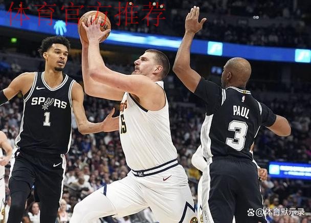 掘金众将在球员通道互相激励,随后约基奇拍着篮球走向球场 掘金众将在球员通道互相激励,随后约基奇拍着篮球走向球场